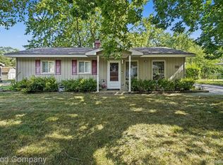 6284 Woodsdale Dr, Grand Blanc, MI 48439