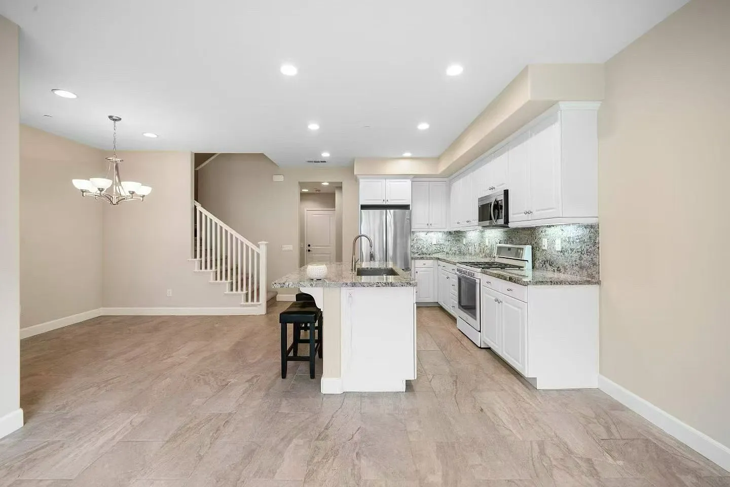 3 bed, 2.5 bath, 1674 sqft, $3,500 — Photo 3
