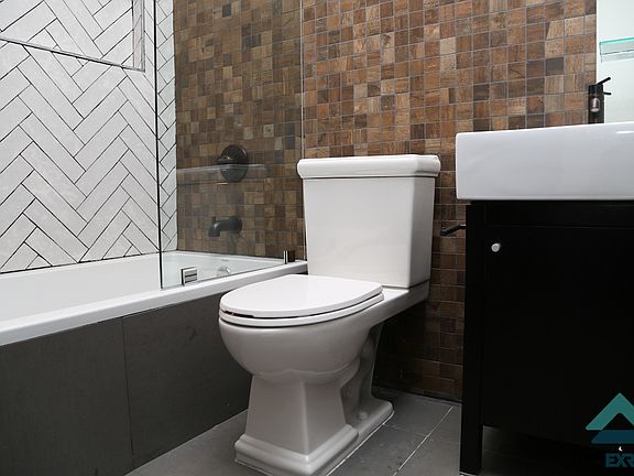 3rd image of 852 Hart St #33L
