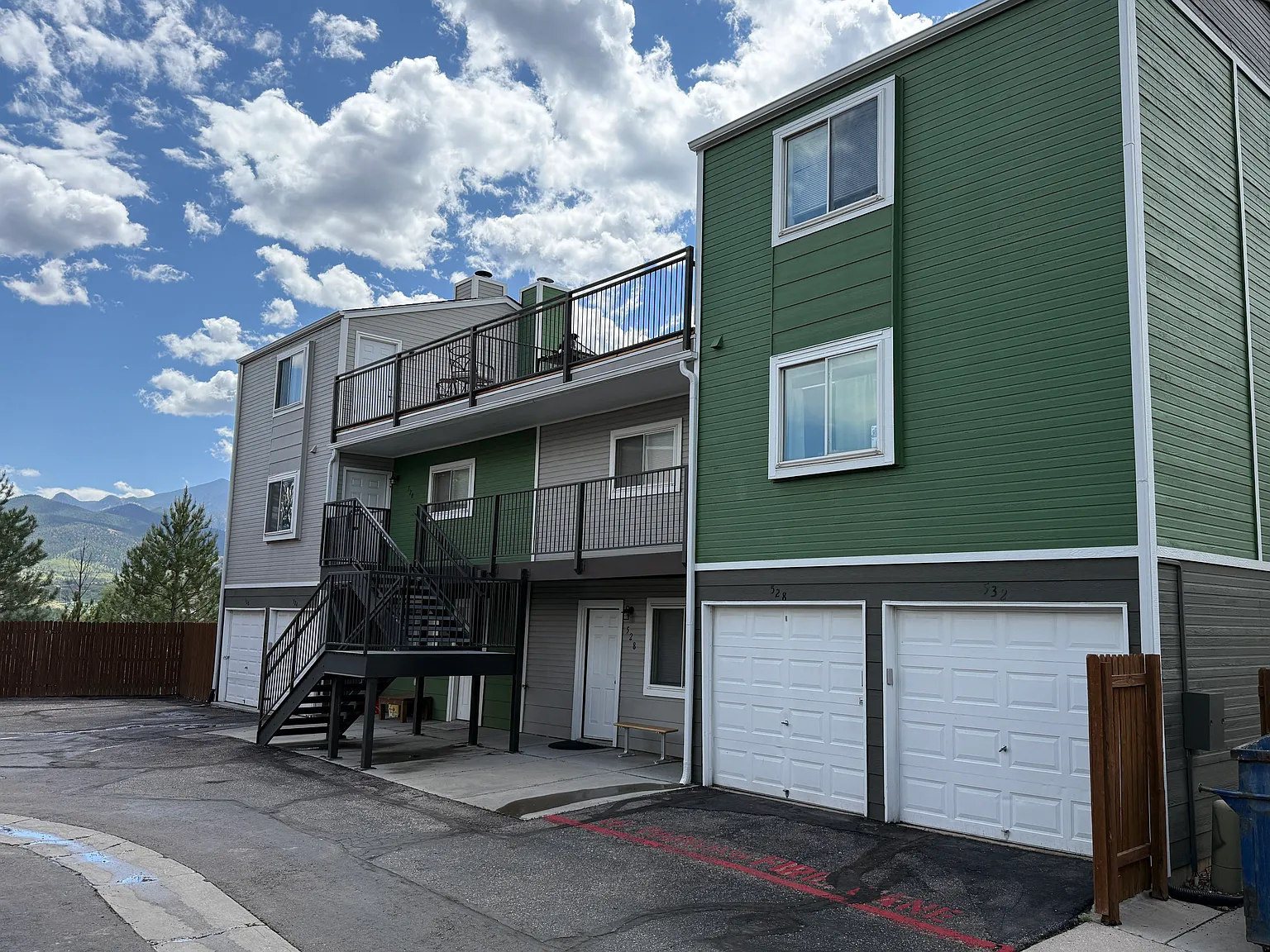 2 bed, 1.5 bath, 894 sqft, $1,750 — Photo 1