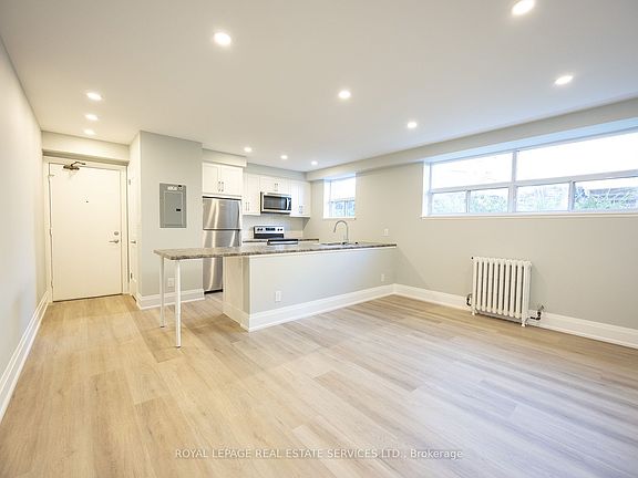 4th image of 320 Lakeshore Rd W #2