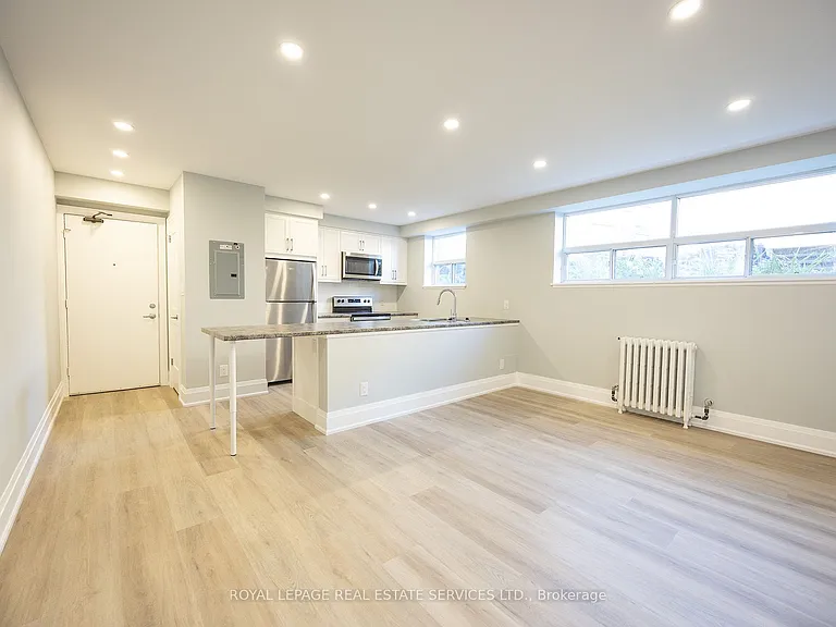 320 Lakeshore Rd W #2 — Photo 4