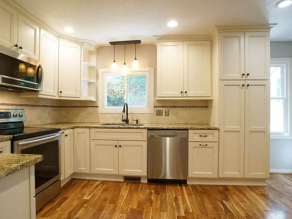 4th image of 818 Lake Forest Dr