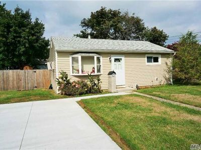 17 Willow St, Central Islip, NY, 11722
