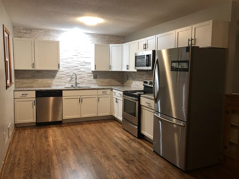 303 NE Orchard Dr — Photo 2