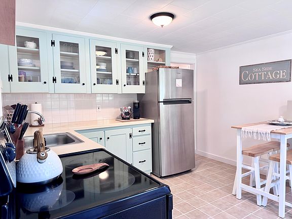3rd image of 42 Vineyard Avenue