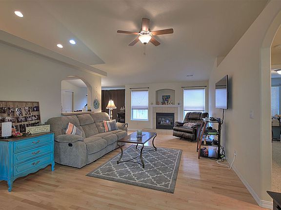 3rd image of 5715 Larrabee Ln