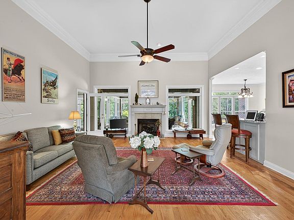 4th image of 221 Carrington Pl