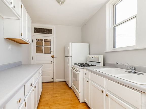 3rd image of 6751 N Artesian Ave APT 2C