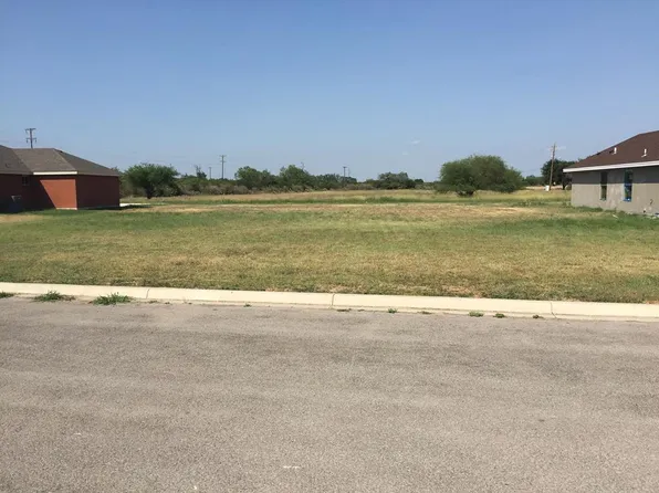 4 Victoria Pl, Uvalde, TX 78801