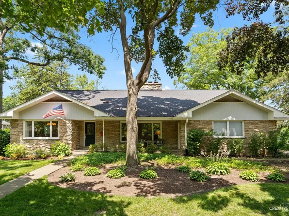 36 W Sheridan Pl, Lake Bluff, IL 60044