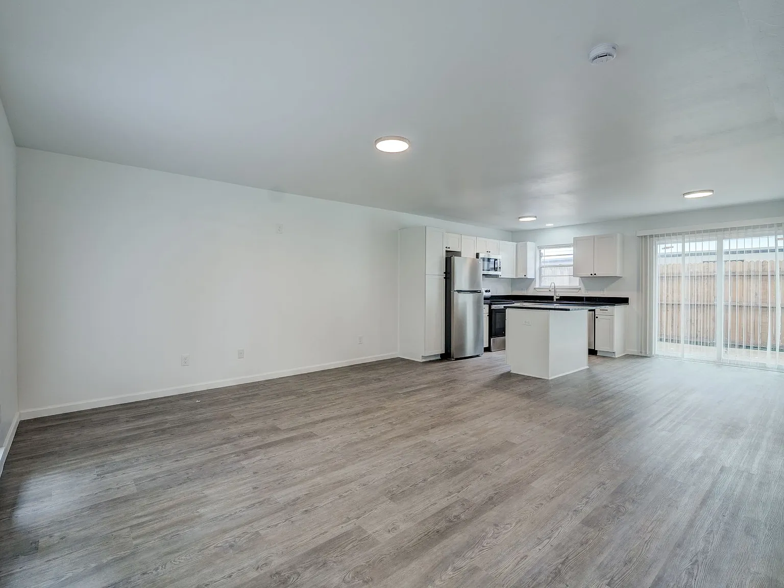 1 bed, 1.5 bath, 998 sqft, $1,100 — Photo 2
