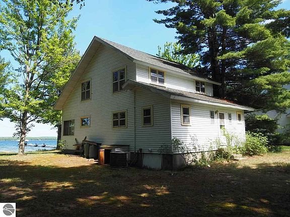 3rd image of 4081 Birch Dr