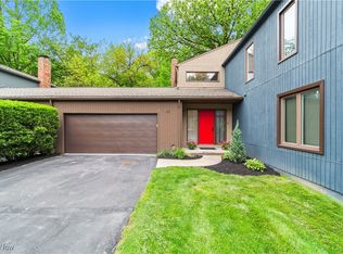 42 Oakshore Dr, Bratenahl, OH 44108