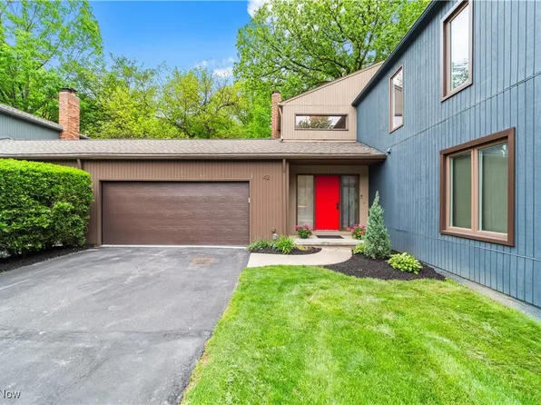 42 Oakshore Dr, Bratenahl, OH 44108
