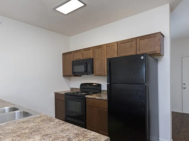 1100 S Market Ave — Photo 13