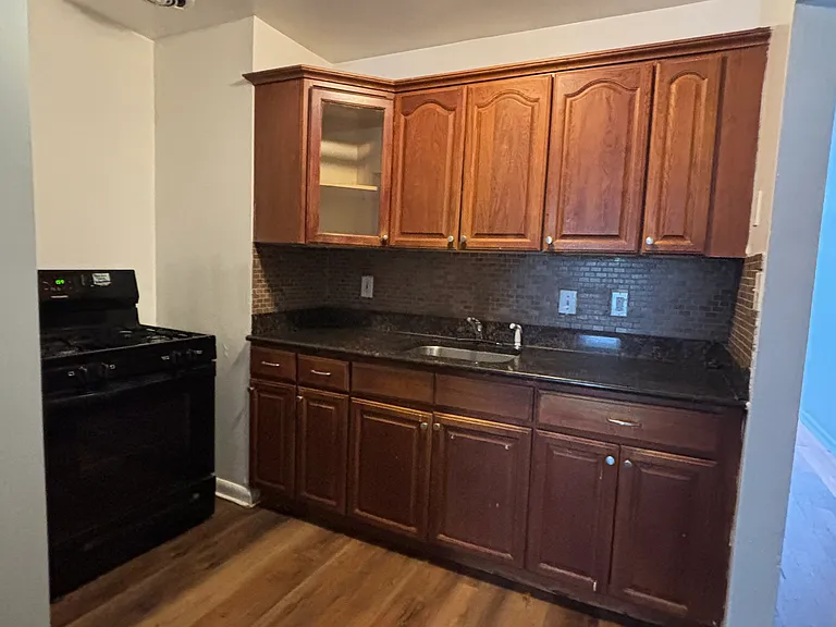 922 W Lombard St — Photo 15