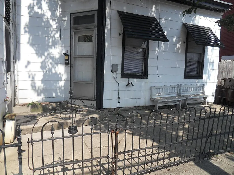 3 E 10th St