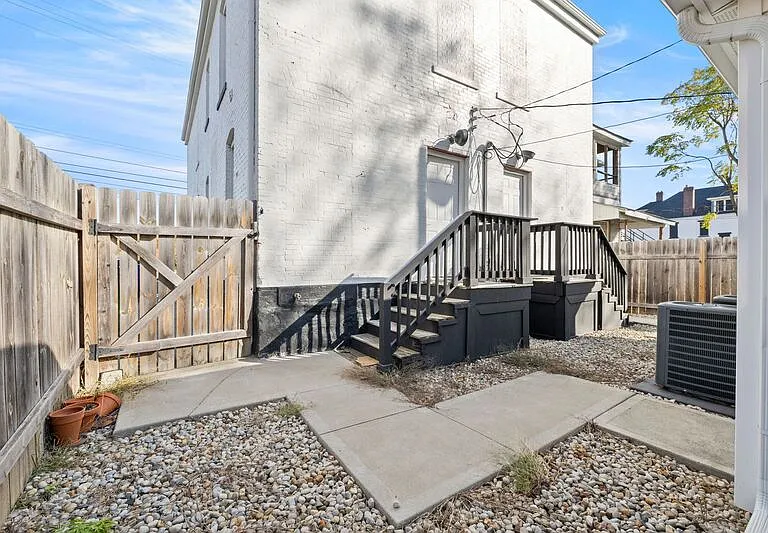 1683 E Main St — Photo 21