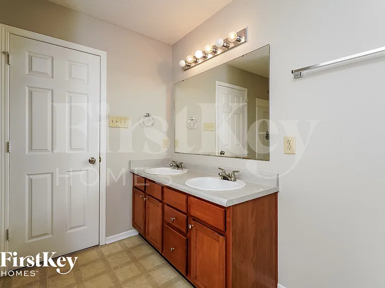 779 Heartland Dr — Photo 11