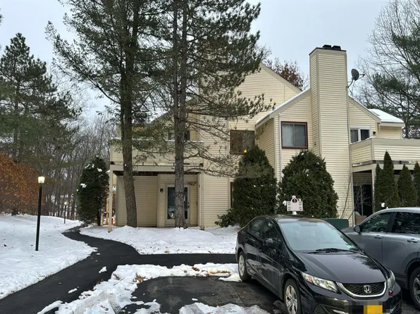 102 Yorktown Dr, Halfmoon, NY 12065