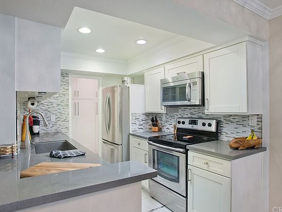 5th image of 12801 Moorpark St Unit 207