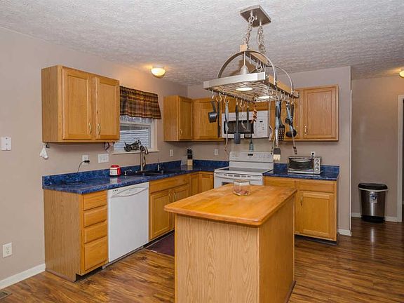 3rd image of 10 Meadowlands Dr