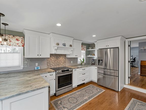 3rd image of 7 Pinecrest Drive