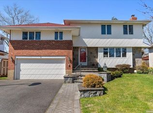 18 Sexton Rd, Syosset, NY 11791