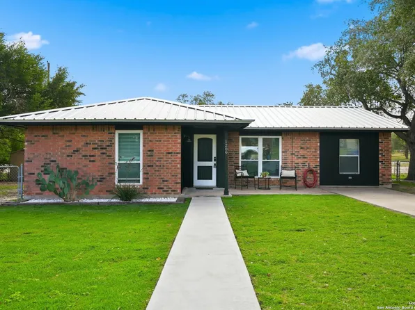 1209 Terry St, George West, TX 78022