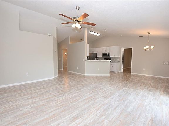 4th image of 521 Seven Oaks St