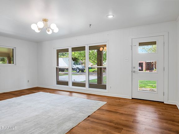 5th image of 220 Woodvale Ave