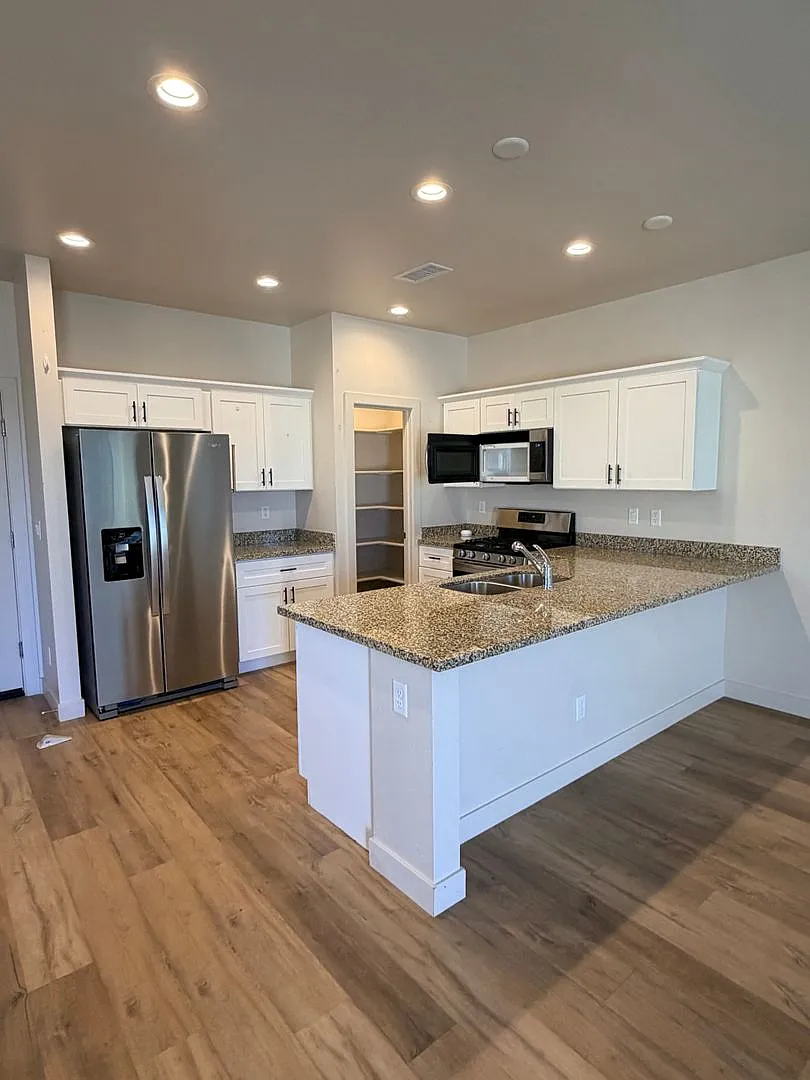 4 Bedroom! Townhome In Bellemont! $2,900 - — Photo 3