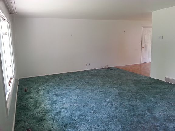 Living Room Newly carpeted