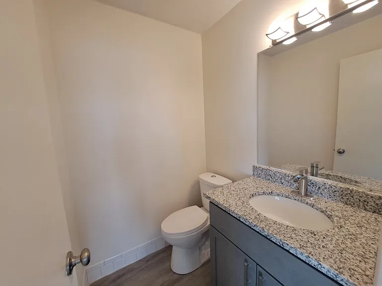 Corinthian Apartments — Photo 3