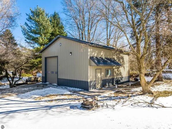 439 9th St, Manistee, MI 49660