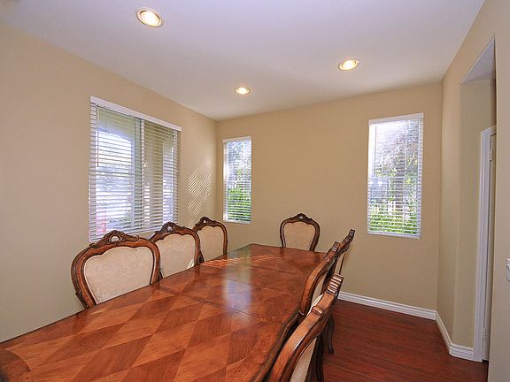 3rd image of 220 Kensington Park