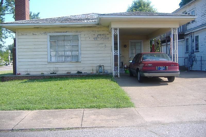 1st image of 302 Waggoner Ave