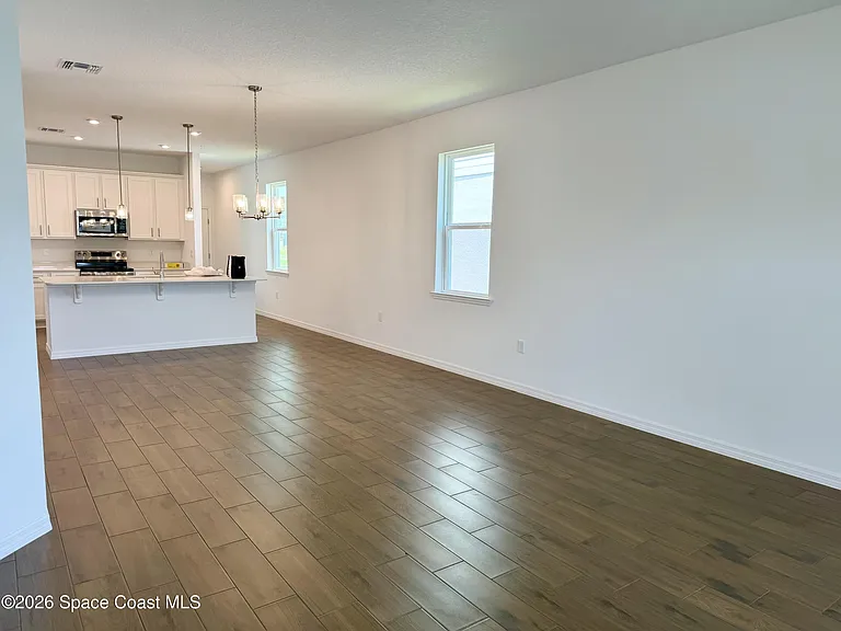 917 Castleford Ave NE — Photo 6