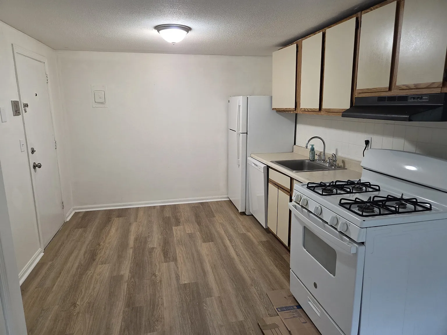 2 bed, 600 sqft, $1,900 — Photo 2