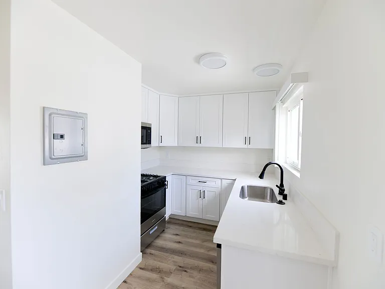239/241 Avenida Pelayo — Photo 10