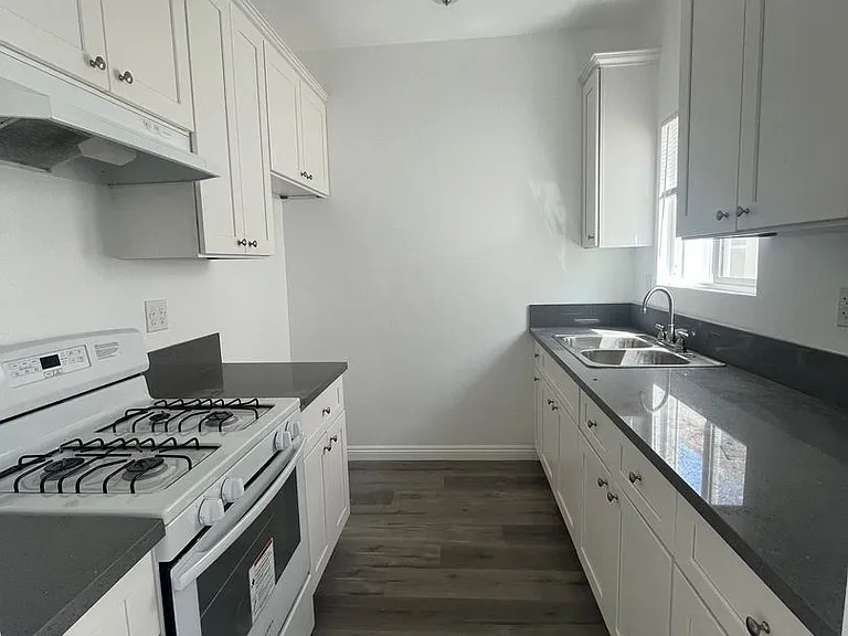 626 E 5th St — Photo 3