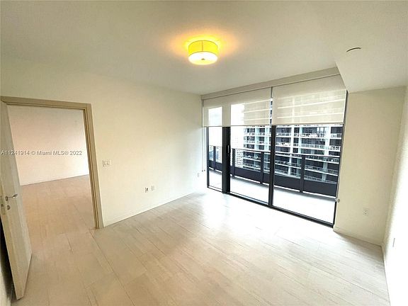 4th image of 1000 Brickell Plz #3607