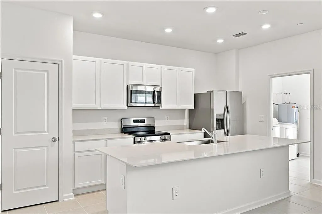 4 bed, 2.5 bath, 2000 sqft, $2,575 — Photo 3