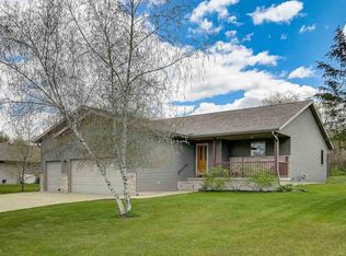 938 Valley Rd, Poynette, WI 53955