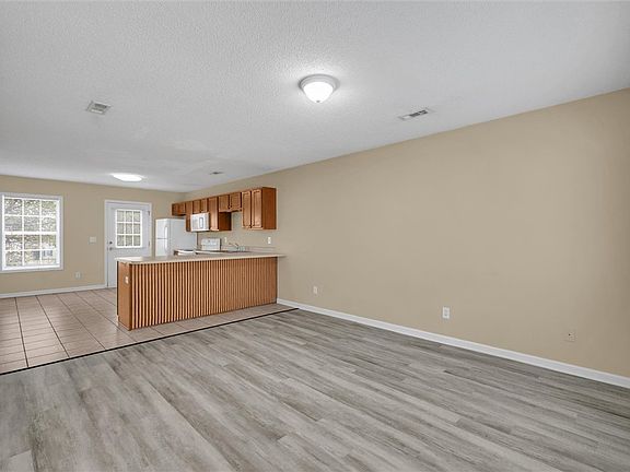 3rd image of 213 Springfield Cir