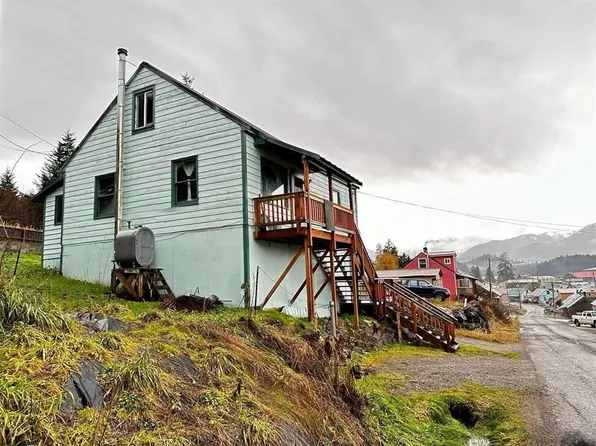 328 2nd St, Hoonah, AK 99829