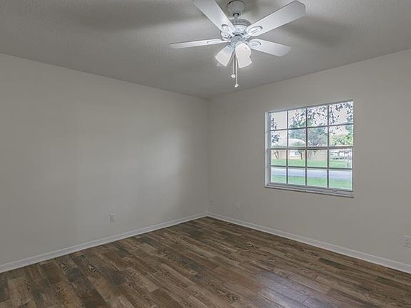 4th image of 3340 Lake Saxon Dr
