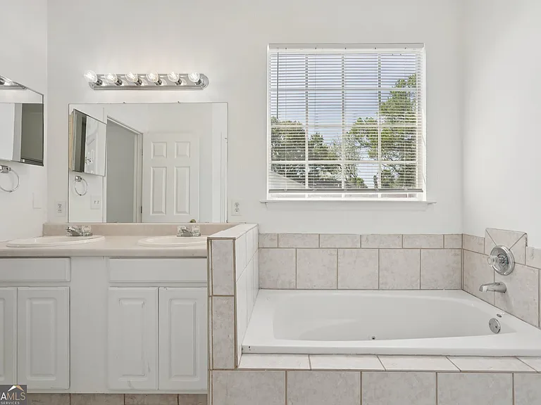 2596 Bates St SE — Photo 28