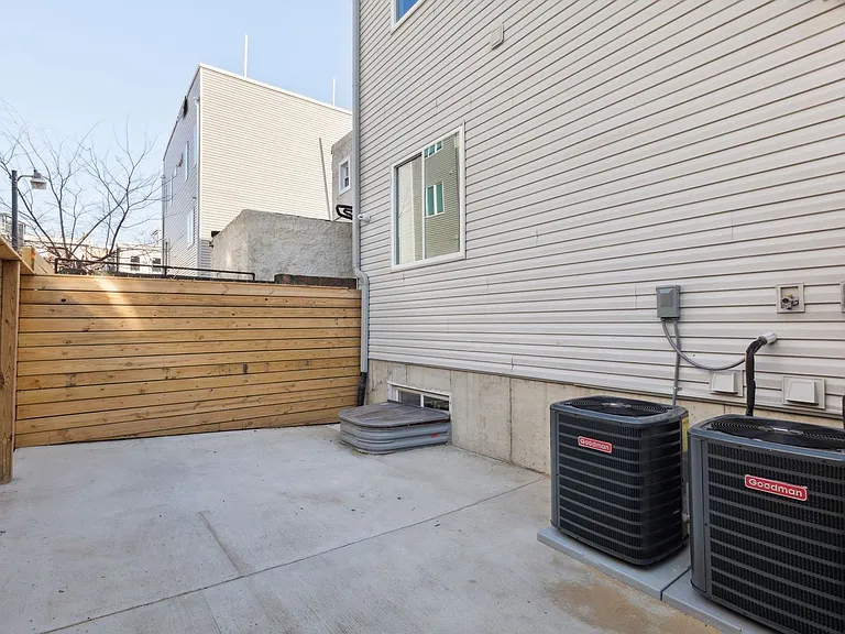 2550 Hope St — Photo 15